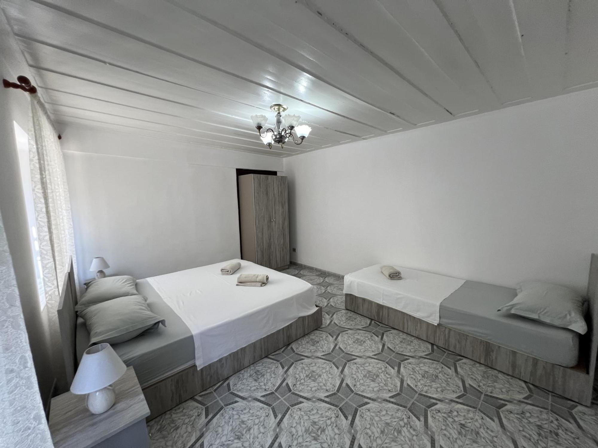 Onetwosleep Guesthouse Shkoder Exterior photo
