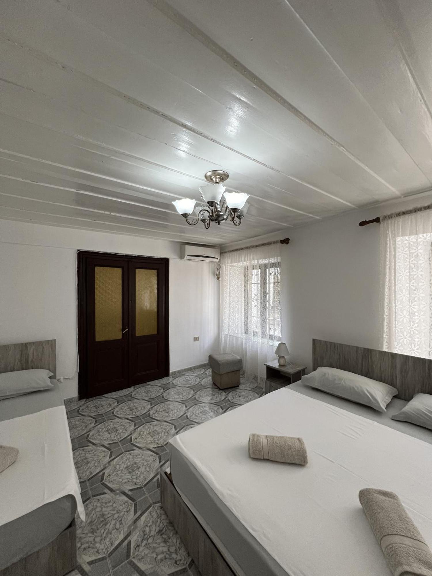 Onetwosleep Guesthouse Shkoder Exterior photo