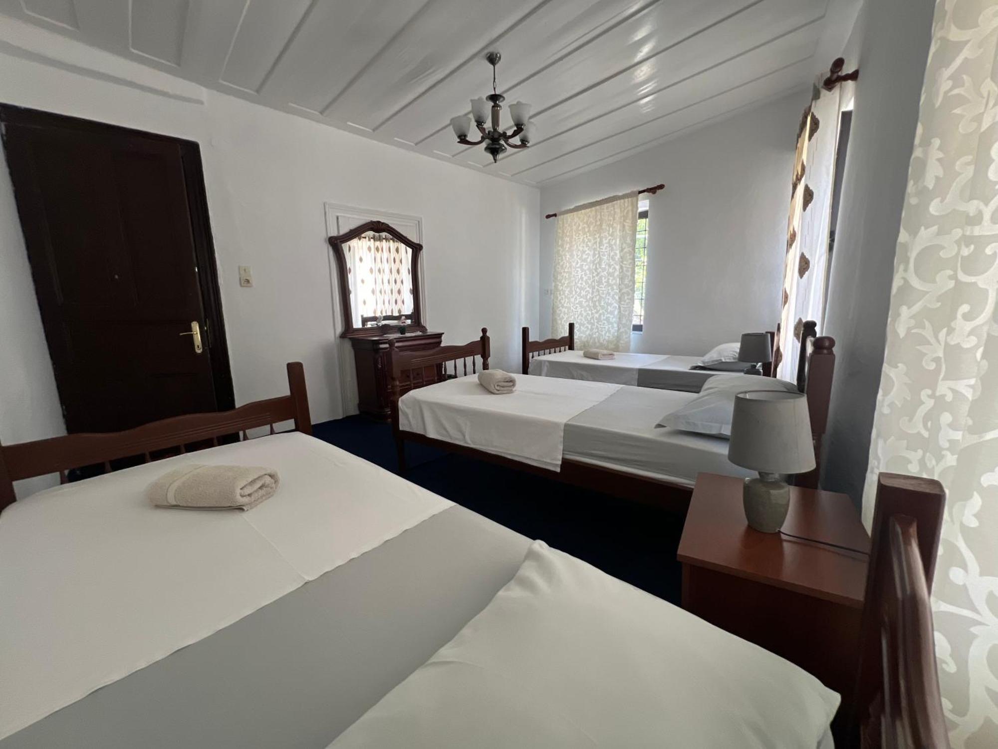 Onetwosleep Guesthouse Shkoder Exterior photo